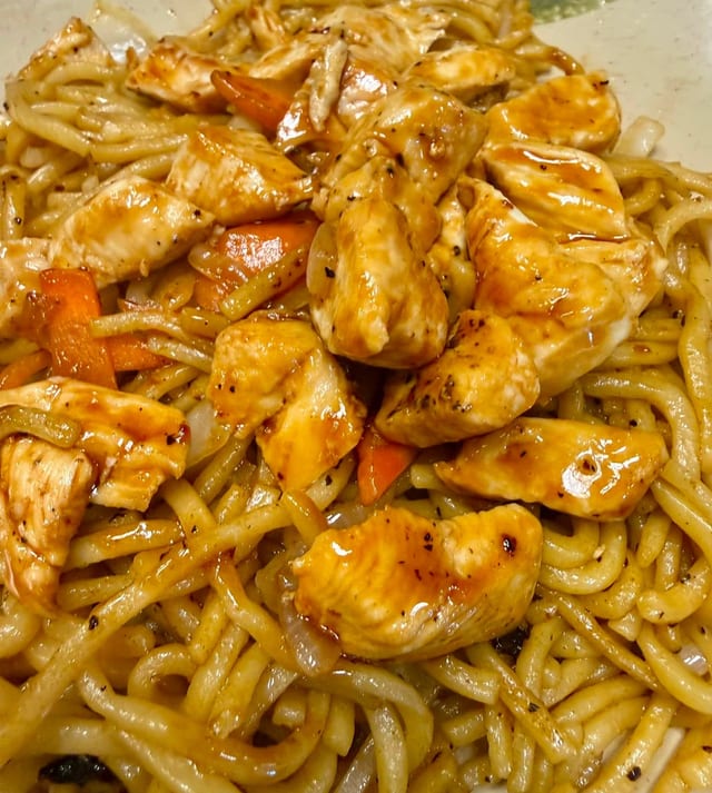 CHICKEN LO MEIN.